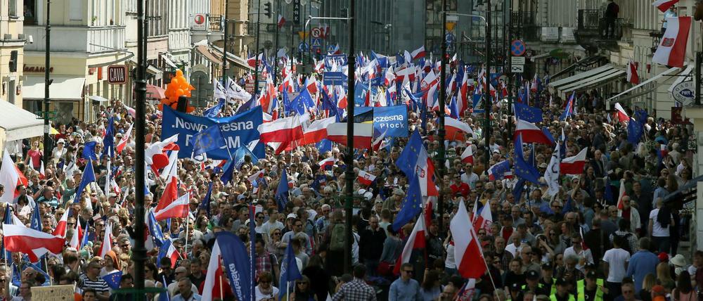 Mit polnischen und mit EU-Flaggen zieht fast eine Viertelmillion Menschen durch die polnische Hauptstadt Warschau.