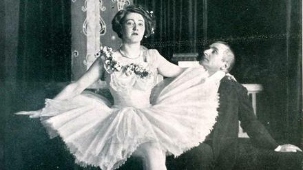 Die Schauspielerin Tilly Wedekind sitzt auf dem Schoß ihres Mannes Frank Wedekind.
