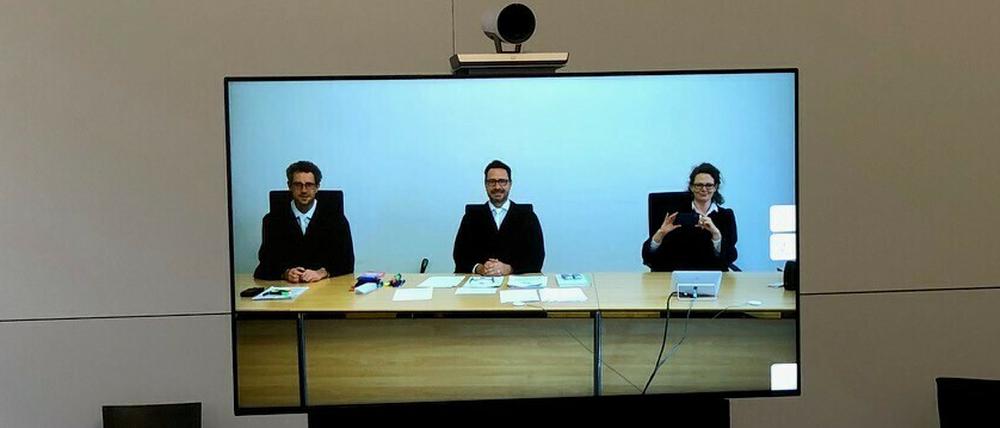Mitglieder der 7. Zivilkammer am Landgericht München sind im Sitzungssaal auf einem Monitor zu sehen. In Corona-Zeiten wollen die Gerichte zunehmend auf Verhandlungen per Webcam setzen.