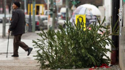 Ausgedient. Wie dieser Weihnachtsbaum in Kreuzberg landen derzeit viele Weihnachtsdekorationen auf dem Bürgersteig. Ab Montag sammelt die BSR sei ein. 