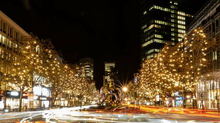 Weihnachtlich illuminiert ist die Tauentzienstraße in Berlin.  