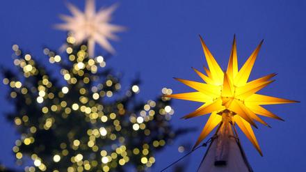 Mit leuchtenden Sternen ist der Weihnachtsmarkt auf dem Gendarmenmarkt in Berlin am geschmückt. 