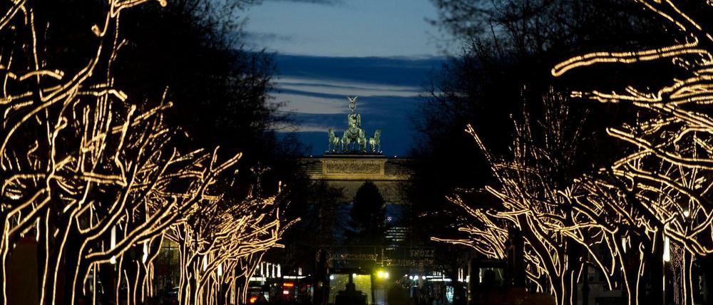 Die Weihnachtsbeleuchtung Unter den Linden ist normalerweise dezent weiß-gelb (Archivbild). 