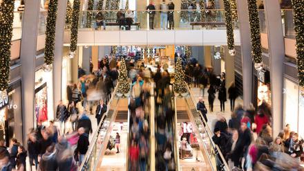 Shopping zur Weihnachtszeit - für viele Männer ein Alptraum. Doch Neujahr geht's schon weiter, auch am Sonntag.