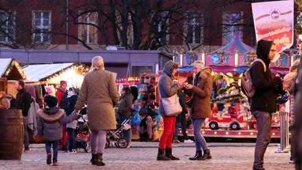 Der Weihnachtsmarkt auf dem Bassinplatz in Potsdam hat am Montag seine Tore geöffnet.
