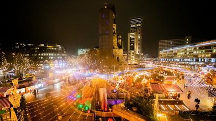 Der Weihnachtsmarkt auf dem Breitscheidplatz. Ob die Lichter in diesem Jahr so hell strahlen werden wie üblich, ist noch offen.