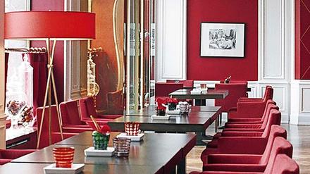 Alles sehr gediegen hier, nur in den Sesseln sitzt man etwas tief bei Tisch: das "Weinrot" im Charlottenburger Hotel Savoy.