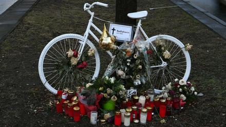 Weiße Fahrräder erinnern in Berlin an im Straßenverkehr verunglückte Radfahrer. In Weißensee stieß eine Radfahrerin am Montag mit einem LKW zusammen.