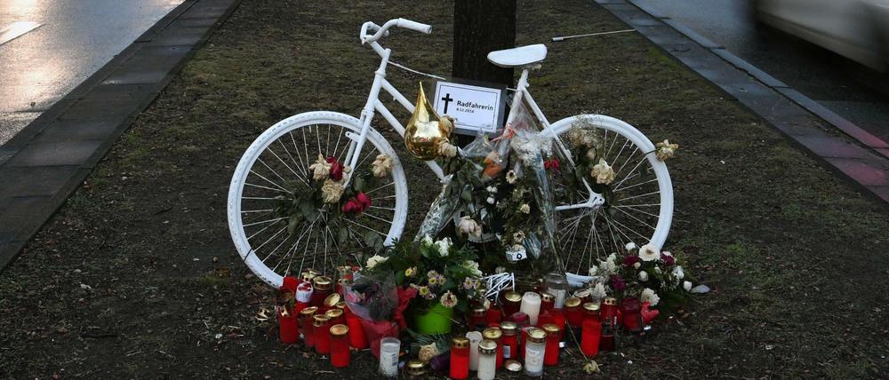 Der ADFC stellt an allen Orten, an denen Radfahrer getötet wurden, "Geisterräder" zur Mahnung auf.