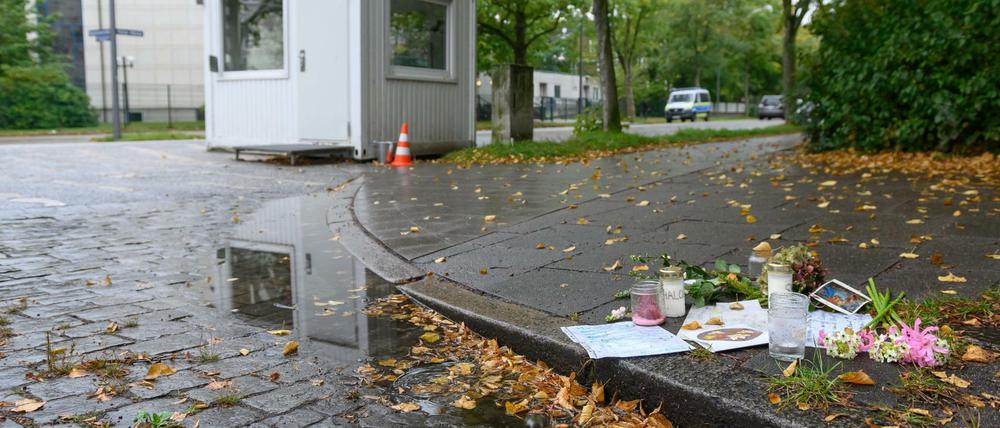 Blumen, Kerzen und Briefe liegen auf dem Gehweg nahe der Synagoge, wo ein jüdischer Student schwer verletzt wurde.