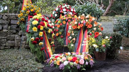 Richard von Weizsäckers Grab auf dem Waldfriedhof in Dahlem ist mit Gestecken geschmückt, auf den Trauerschleifen steht sein offizieller Titel: "Der Bundespräsident".