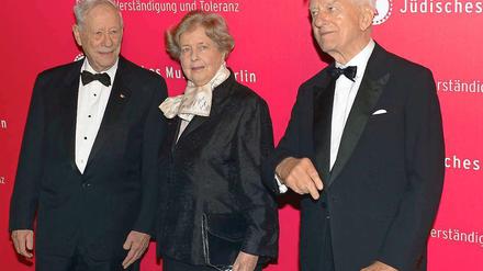 Der Direktor des Jüdischen Museums Berlin, Michael Blumenthal (l) und Altbundespräsident Richard von Weizsäcker (r) mit seiner Frau Marianne in der Akademie des Jüdischen Museums.