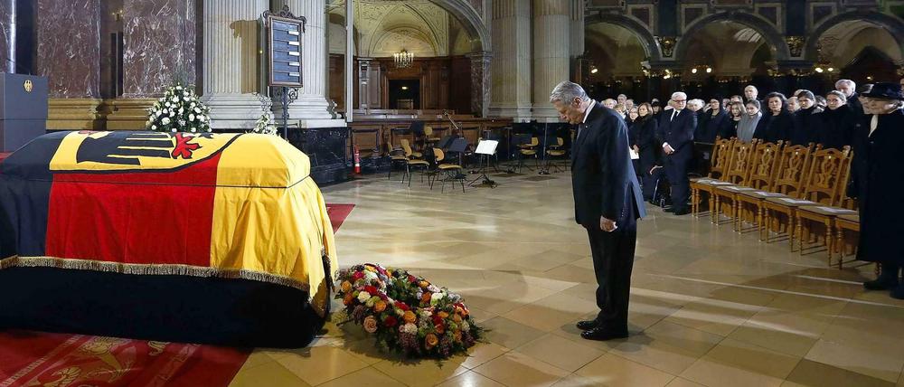 Bundespräsident Joachim Gauck verneigt sich während der Trauerfeier vor dem Sarg von Richard von Weizsäcker im Berliner Dom.