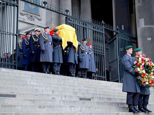 Die Ehrenformation vor dem Dom wird gebildet aus 230 Soldaten und Soldatinnen von Marine, Heer und Luftwaffe.