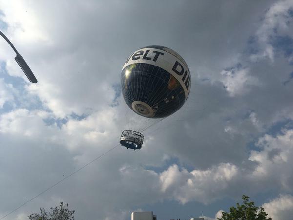 Der "Weltballon" unweit vom Checkpoint Charlie hängt schräg in der Luft und wird zum Spielball von Windböen.