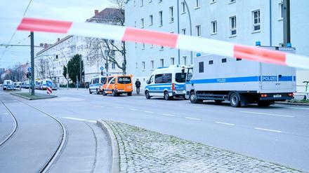 Polizeiautos stehen in der abgesperrten Kniprodestraße in Prenzlauer Berg.