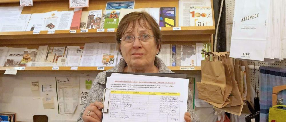 Renate Neumann sammelt Unterschriften für den von ihrer Familie geführten Weltladen im Glockenturm der Gedächtniskirche.