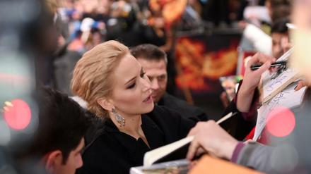 Schauspielerin Jennifer Lawrence kommt am 04.11.2015 in Berlin zur Weltpremiere von "Die Tribute von Panem - Mockingsjay Teil 2" in das Kino Cinestar und schreibt Autogramme. 