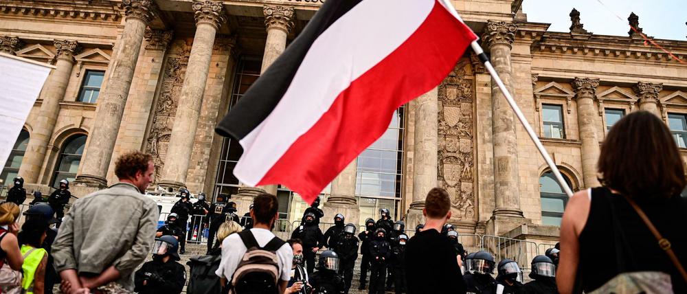 Die Fahnen vor dem Reichstagsgebäude zeigen, was die Demonstrierenden im Sinn hatten.