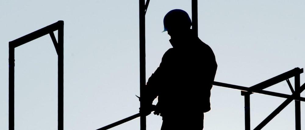 Bauarbeiter haben einen gefährlichen Job - Höhe, Winde, Verschüttungen, Starkstrom, Maschinen können zu Unfällen führen.