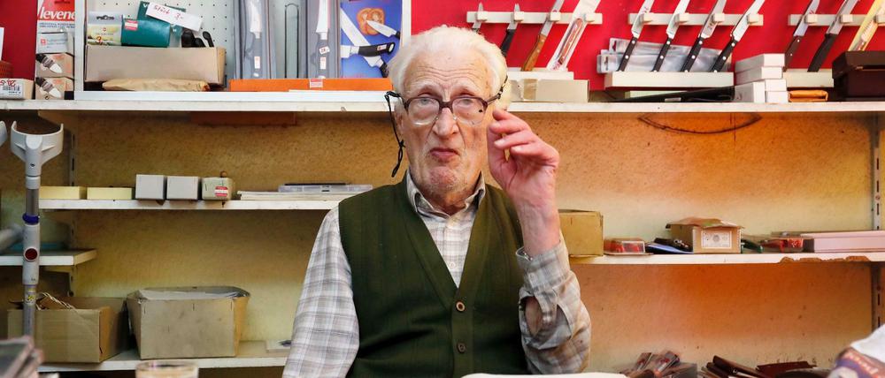 Der 90-Jährige Werner Lehmann betreibt seine Solinger Schleiferei in Berlin-Schmargendorf seit 1957.