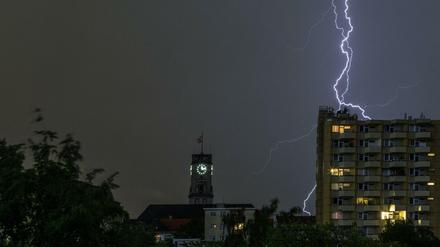 So war das letzte Nacht, so könnte es wieder werden: Blitze über dem Schöneberger Rathaus und einem Hochhaus in der Meraner Straße.