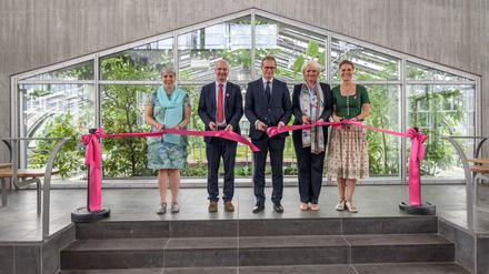 Weg frei: v.l.n.r. FU-Kanzlerin Andrea Bör, Thomas Borsch, Direktor des Botanischen Gartens; Michael Müller, Regine Günther und Sarah Wiener.
