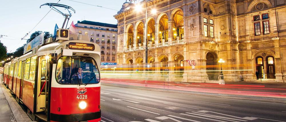Eine Jahreskarte für die Wiener Straßenbahn (und den restlichen öffentlichen Nahverkehr) kostet 365 Euro.