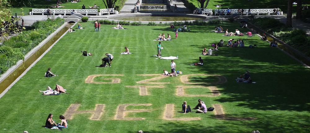 Auf dem Rasen des Körnerparks Neukölln ist am Donnerstag in Berlin "G20 to hell" zu lesen. Mutmaßliche G-20-Gegner sollen die Wiese mit Essigsäure verätzt haben.