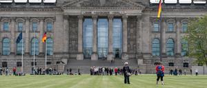 Einen Tag nach den Feierlichkeiten zur Deutschen Einheit soll vor dem Reichstagsgebäude ein Solidaritätskonzert für Flüchtlinge stattfinden.
