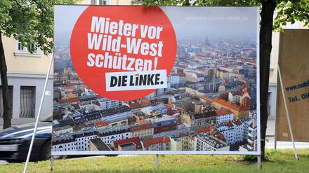 Klaus Wowereit wirft der Linken vor, mit diesem Plakat alte Ost-West-Gräben aufzureißen.