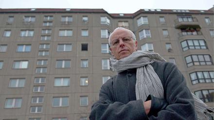 Der Journalist Daniel Dagan vor seinem Wohnhaus in der Wilhelmstraße: wegen Ruhestörung durch Feriengäste behielt er 20 Prozent der Miete ein.