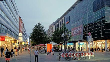Noch endet die Fußgängerzone Wilmersdorfer Straße nördlich an der Ecke Schillerstraße. Händler und Politiker wollen dies ändern.
