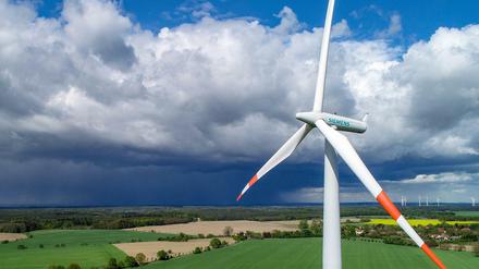 Eine Windenergieanlage von Siemens steht auf einem Feld im Landkreis Oder-Spree in Brandenburg.