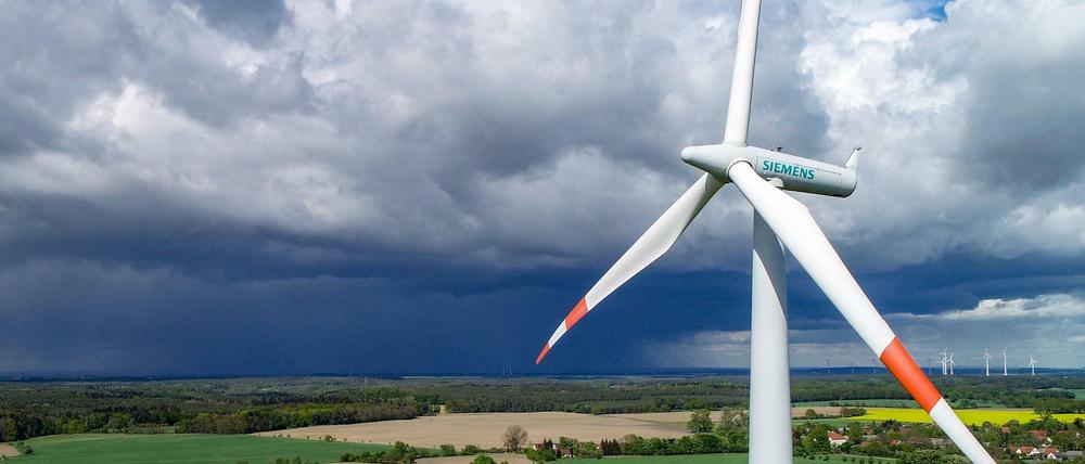 Eine Windenergieanlage von Siemens steht auf einem Feld im Landkreis Oder-Spree in Brandenburg.