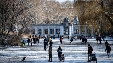 Bei frostigem, aber sonnigem Wetter gingen die Berliner am Wochenende im Volkspark Schöneberg spazieren.