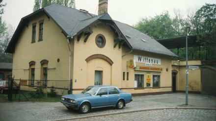 Der S-Bahnhof Wittenau ("Kremm. B.") im Jahr 1984. Nicht nur der Wagen ist scharf. Der S-Bahnhof wurde gerade für viele Jahre geschlossen, der Kiosk hat geöffnet.