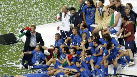 Italiens Fußballer bejubeln 2006 im Olympiastadion ihren Titel. Im Hintergrund: das Siegerpodest.