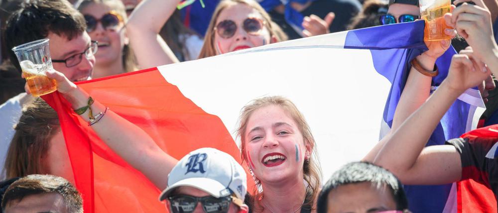  Französische Fans jubeln auf der Berliner Fanmeile.