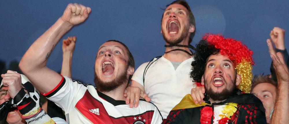 Kein Halten mehr: Deutsche Anhänger feiern auf der Berliner Fanmeile den Sieg gegen Schweden.
