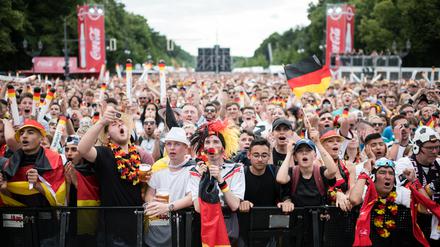 Die Fanmeile am Brandenburger Tor mit Imbissbuden, Bühne und Leinwänden für die Übertragung der Spiele hat bei früheren WM-Turnieren oft Hunderttausende von Fans angezogen.