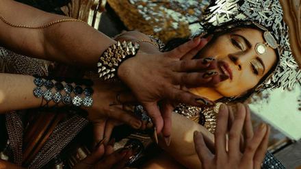 Szene aus Mihaela Dragans Film „The Future Is A Safe Place Hidden In My Braids“ über alte Mythen, neue Zaubersprüche und ewigen Rassismus.