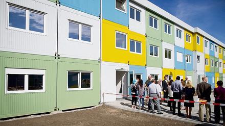 Bürger besichtigen die neuen Wohncontainer für Flüchtlinge am Ostpreußendamm in Steglitz.