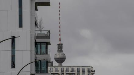 Am Sonntag trat in Berlin der Mietendeckel in Kraft. Doch für die Umsetzung fehlt das Personal.
