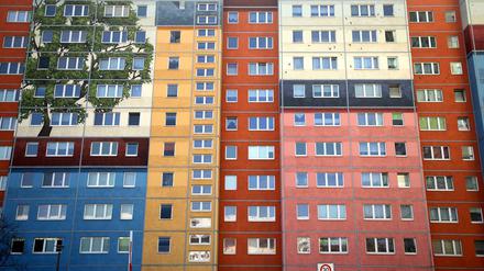 Farbig gestaltete Plattenbauten stehen an der Frankfurter Allee im Bezirk Friedrichshain. 