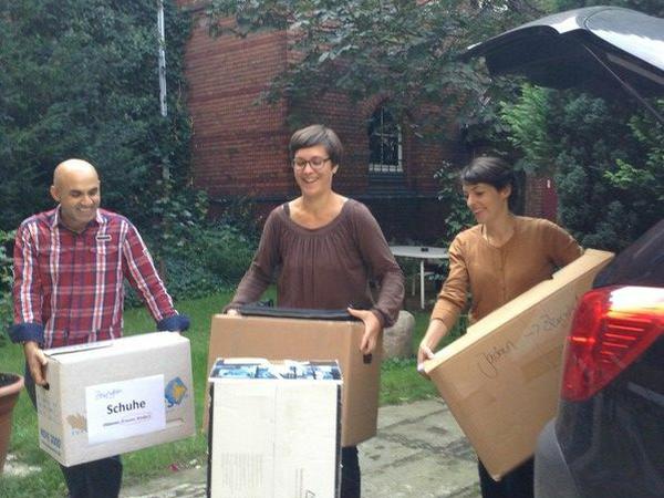 Es bewegt sich was für Flüchtlinge: Am Wohnheim Zeughofstraße tragen Helferinnen und Helfer Kartons mit Kleiderspenden.