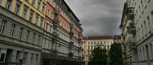 Da braut sich was zusammen - der Mietendeckel liegt über Berlins Wohnungsbestand, auch nahe Kollwitzplatz im Stadtteil Prenzlauer Berg. 