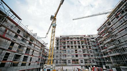 Ein Neubaukomplex für Mehrfamilienhäuser entsteht in Berlin.