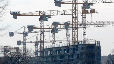 Zahlreiche Baukrähne sind in der Nähe des Potsdamer Platzes an der Flottwellstraße zu sehen. Da Berlin immer mehr neue Einwohner anzieht, werden vor allem bezahlbare neue Wohnungen gebraucht. 