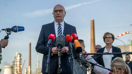 Brandenburgs Ministerpräsident Dietmar Woidke (SPD) spricht nach dem Treffen mit der Belegschaft der PCK Raffinerie mit Medienvertretern.